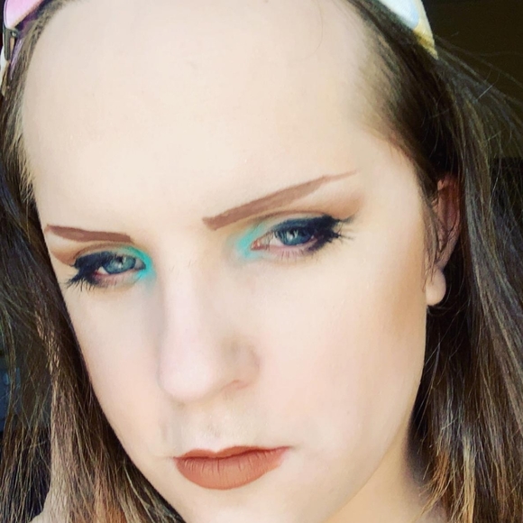 Meet your Posher, Britney - Picture 3 of 4